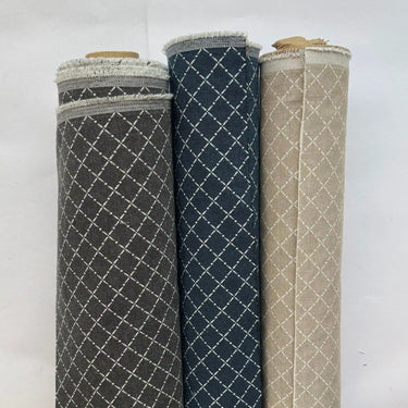 Tre rullar av möbeltyget Ester i olika färger med rutigt mönster. Dubbelvävt och slitstarkt tyg i 50 % bomull och 50 % polyester för möbelklädsel och inredningsprojekt.