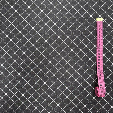 Rutigt tyg Ester i grå nyans, kraftig dubbelväv i bomull och polyester, visat med måttband för struktur och skala.