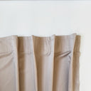 Gardiner upphängda med veckband som skapar jämna, eleganta veck. Ger ett skräddarsytt och stilrent uttryck i rummet.