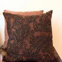 Närbild på kuddfodral Astrid med brun färg och dekorativt klassiskt mönster