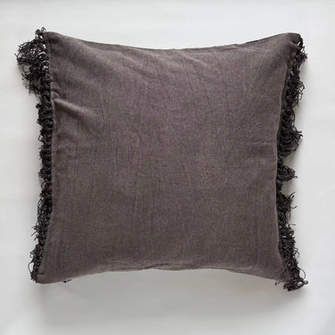 Baksida av kuddfodral Freja i slätare tyg med fransar längs sidorna