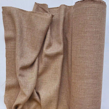 Göran gardintyg på rulle där tyget är uppvikt för att visa struktur och väv. Slitstarkt tyg som passar för gardiner, bordsdukar och stolsdynor.