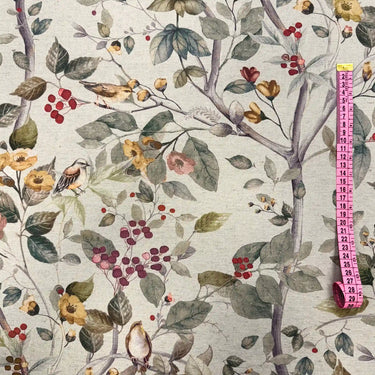 Blommigt möbeltyg i 100 % bomull med tät väv, fotograferat plant med måttband för skala.