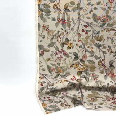 Hanna – blommigt bomullstyg med mjuk, matt yta visat i drapering för att visa fall och struktur.