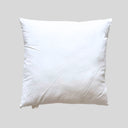 En stor vit innerkudde med yttertyg i bomull och fyllning av polyesterfiber som ger en mjuk, fluffig och formstabil kudde för prydnadskuddar. 60 cm, 70 cm.