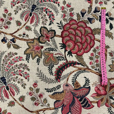 Närbild på Iris tyg som visar den täta väven, blommigt mönster och den naturliga känslan i viskos och linne.