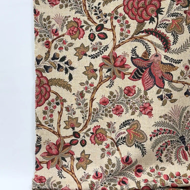 Mönstrat tyg Iris i 70 % viskos och 30 % linne med blommigt mönster och naturlig struktur.