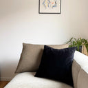 Khakifärgat kuddfodral i mjukt tyg med linnekänsla i soffa