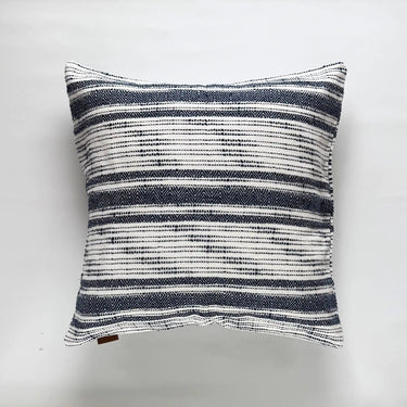 Mönstrat kuddfodral i bomull i mörkblå och naturvit färg med strukturerad yta