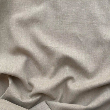 Närbild av Leah, ett grovt vävt linnetyg i 100 % lin med rustik struktur och naturligt fall, lämpligt för dukar, möbelöverdrag och kuddfodral.