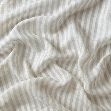 Skirt linnetyg Lotta i 100 % linne, draperat för att visa tygfall, mjukhet och levande linnefiber i naturliga nyanser.