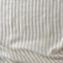Randigt linnetyg Lotta i 100 % linne med diskreta vertikala ränder i beige och naturvitt, fotograferat plant för att visa väv och struktur.