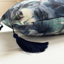 Närbild av Lucy prydnadskudde i mjuk polyester- och bomullsblandning med konstnärligt abstrakt mönster