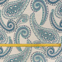 Närbild av möbeltyget Alvar med dekorativt paisleymönster i blå och turkosa toner.