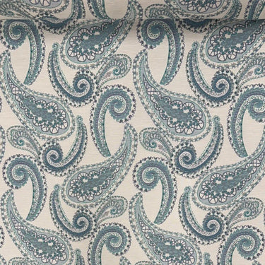 Möbeltyget Alvar med klassiskt paisleymönster i blågröna toner på ljus botten, med måttband som visar mönstrets storlek.