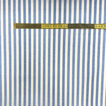 Blå- och vitrandig uteväv i 100 % återvunnen bomull med fukt- och smutsavvisande yta. Närbild med måttband som visar randstorlek och struktur.