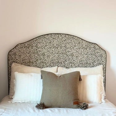 Sänggavel klädd i Masra tyg med dekorativt bladmönster. Slitstarkt möbeltyg med 28 000 Martindale, perfekt för sänggavlar och stoppade möbler.