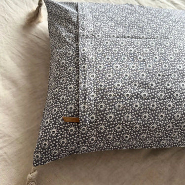 Baksida av Meja kuddfodral med dold öppning och småmönstrad bomull