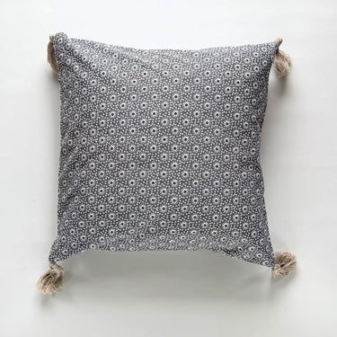 Meja kuddfodral i bomull med småmönster och tofsar i hörnen