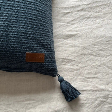 Blått Mira kuddfodral med texturerad yta och dekorativ tofs