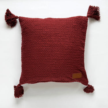 Vinrött Mira kuddfodral i texturerad bomull med tofsar i hörnen
