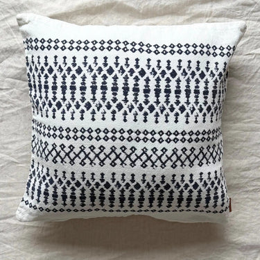 Kuddfodral i bomull och linne med grafiskt mönster i mörkblå/grå nyans