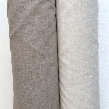 Gardintyg i beige och ljusbrun nyans på rulle