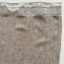 Beige gardin med multiband upptill som möjliggör olika upphängningar med krokar eller skena