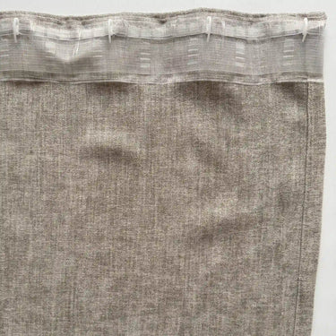 Beige gardin med multiband upptill som möjliggör olika upphängningar med krokar eller skena