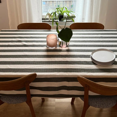 Randigt tyg Filippa i grön och natur – närbild på vävstruktur