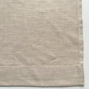 
Närbild på gardinens nederkant med sydd fåll och rak avslutning