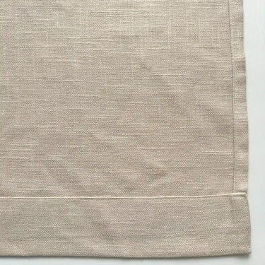 
Närbild på gardinens nederkant med sydd fåll och rak avslutning