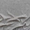 Närbild av Nova i ljusgrå färg, ett slitstarkt möbeltyg med 45 000 Martindale och behagligt fall.