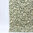 Matt tyg Olivia i 81 % bomull och 19 % linne, med bladlikt mönster och mjuk, naturlig struktur.