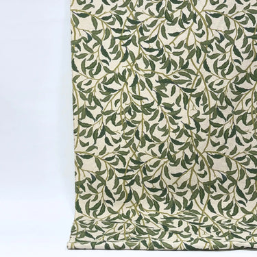 Matt tyg Olivia i 81 % bomull och 19 % linne, med bladlikt mönster och mjuk, naturlig struktur.