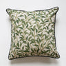 Prydnadskudde Olivia med elegant bladmönster i dämpade gröna nyanser, tillverkad i slitstark bomullsblandning