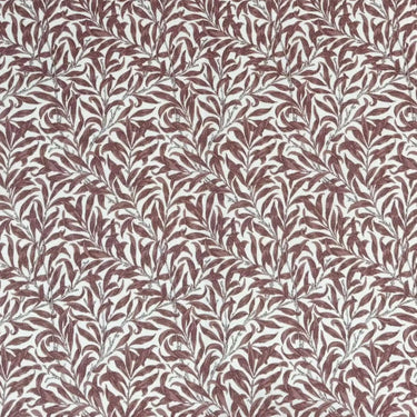 Mönstrat tyg Ramas i tegelröd ton, med tät väv och dekorativt bladmotiv.