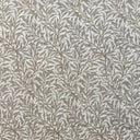 Mönstrat tyg Ramas i varm greige nyans, med tät väv och dekorativt bladmotiv.