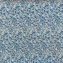 Mönstrat tyg Ramas i blå ton, med tät väv och dekorativt bladmotiv.