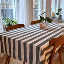 Randig bordsduk i grönt och natur – tyg Filippa på matbord