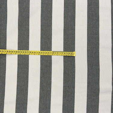 Randigt tyg Filippa med gröna ränder och naturfärgad botten – närbild med måttband