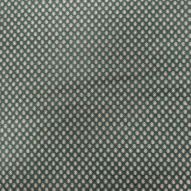 Grönt Romeo möbeltyg med små upprepade motiv som ger en levande men diskret yta. Slitstarkt tyg för möbelklädsel och inredningsdetaljer.