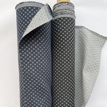 Möbeltyget Romeo på rulle i mörkblå och svart nyans med små geometriska mönster. Dubbelvävt och slitstarkt tyg i 50 % bomull och 50 % polyester för möbler och omklädsel.