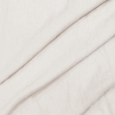 Tvättat linne i 100 % linne i offwhite, mjukt draperat för att visa struktur, tygfall och naturlig linnekaraktär.