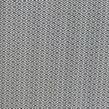 Närbild av möbeltyg Saga i grå ton med tätt geometriskt rutmönster. Slitstarkt tyg i 55 % bomull och 45 % polyester för möbler och dynor.