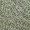 Mönstrat tyg Ramas i salviagrön ton, med tät väv och dekorativt bladmotiv.