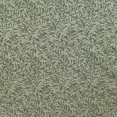 Mönstrat tyg Ramas i salviagrön ton, med tät väv och dekorativt bladmotiv.