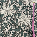 Blommigt inredningstyg Siv i 100 % bomull med naturinspirerat mönster i grönt och beige, fotograferat i hel vy