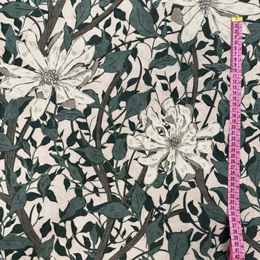 Blommigt inredningstyg Siv i 100 % bomull med naturinspirerat mönster i grönt och beige, fotograferat i hel vy