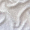 Närbild på Sophia gardintyg i 100 % polyester med mjuk struktur, vackert fall och ljusbeige ton.